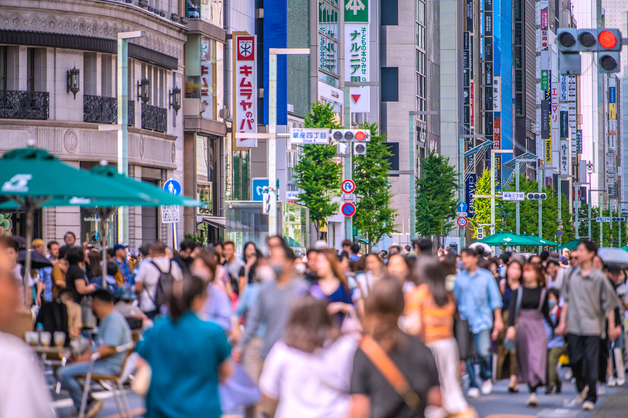 銀座4丁目歩行者天国（ 東京都中央区銀座）。失敗しない店舗立地の見極め方・失敗しない店舗立地を選定するためには、「繁盛動線」と「交通発生源（TG）」から形成される商圏と立地を見極めることが重要です。繁盛動線は、消費行動に繋がる人々の流れを指し、人々が集まる場所（TG）とそこを結ぶ動線を見つけることが、店舗立地を決める重要な要因です。TGは、人々が集まる場所や人々が集中する場所を指し、特に駅や大型商業施設は影響力が強く、その周辺は多くの業種にとって好立地となります。