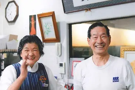 大阪・堺市の豆腐店「安心堂白雪姫」の店主、橋本太七さんと由起子夫人。多くの人を虜にする小さな豆腐屋さん
