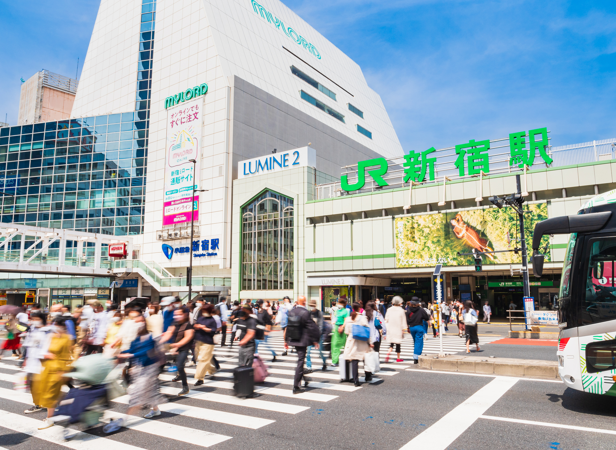 新宿南口駅前の交差点角地で長年営業を続ける食堂。人々の流れが絶えない一等地に、老朽化が目立つものの長年営業を続ける食堂がある。それを支えるのは、最高の立地条件と言える。好立地であっても営業努力を怠ると競合店に負けてしまう。
