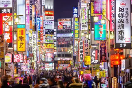 新宿歌舞伎町　繁華街　人混み