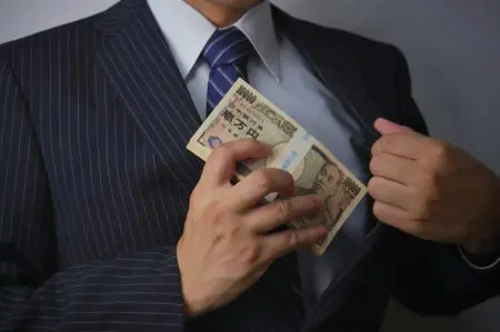 店舗監査　現金監査　不正　犯罪防止　現金　現金を着服するサラリーマン
