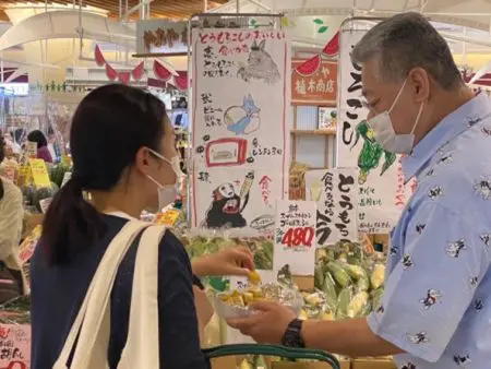 八百屋 商業経営 青果店「やおや植木商店」 3代目店主 植木宏徳 福岡市西区のショッピングセンター「木の葉モール」に店があり、行列が途切れない青果店