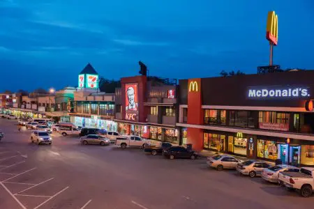 繁盛立地　店舗　マクドナルド、セブンイレブンとKFCが並ぶ激戦地　
