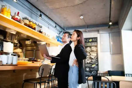 店長　昇格チェック　店舗でのコントロール、お客様満足度やスッタフの表情見る