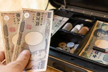 店長マニュアル　１０のマネジメント知識　店長に必要な現金管理。現金管理の徹底は、不正やミスを防ぎ、売上3〜8%、利益3〜5%向上に貢献。誘惑を断ち切り、従業員が安心して働ける環境を整え、貴重な人材育成にもつながる現金管理と店舗経営