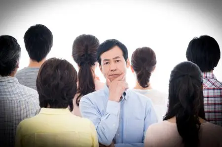 部下からそっぽを向かれ、困った表情の上司　人間関係　リーダーシップ