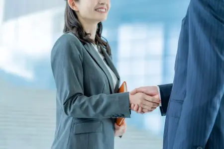 部下に仕事を任せ握手をする上司　人間関係　リーダーシップ　権限委譲