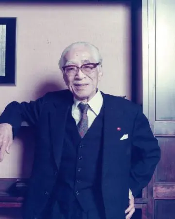 倉本長治 商業界初代主幹、商業界ゼミナール創始者 「店は客のためにある」「損得より先きに善悪を考えよう」という商業倫理を提唱し、小売、飲食やサービス業などの流通業を近代経営に導いた「日本商業の父」