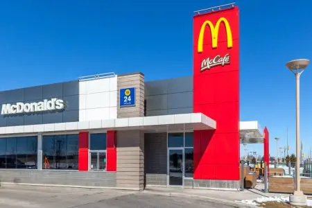 マクドナルド　店舗　看板　ファサード看板　ポール看板