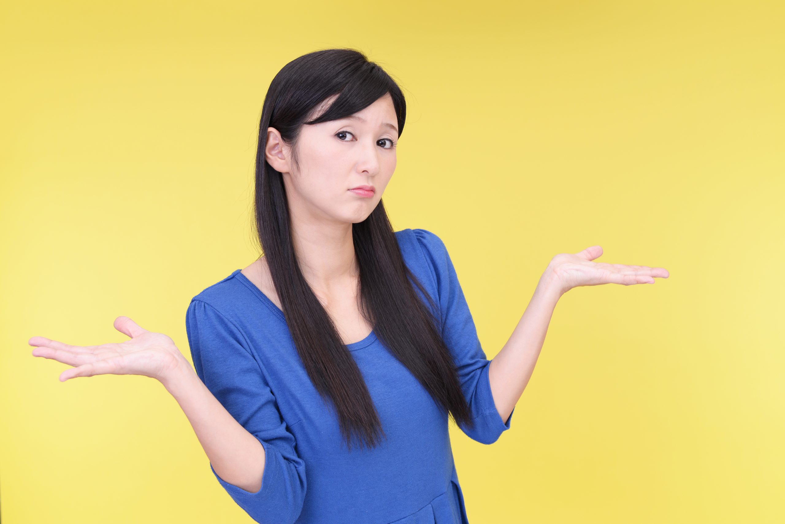 上司に不満そうに答える女性スッタフ　「そんなことは聞いていません、教わっていません」
