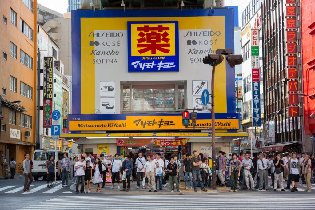 日本最大のドラッグストアチェーン「マツモトキヨシ アキバ店（東京都千代田区・秋葉原電気街）」の目立つ看板、ファサードと店頭