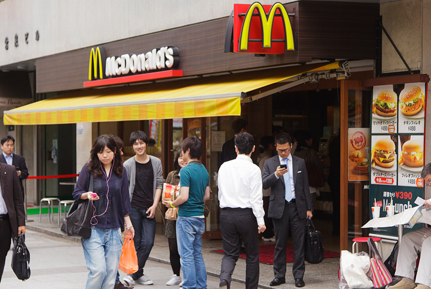 マクドナルド　店頭　看板　営業感　視認性　入りやすさ