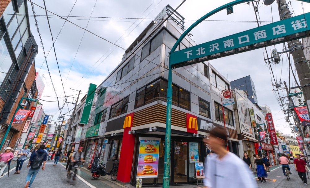 マクドナルド下北沢店　店舗への入りやすさ　建物間口、看板間口、そして出入間口がそろって狭い物件　売上が苦戦　隣のビルも借り、ビル同士をつなげ店舗への入りやすさを改善