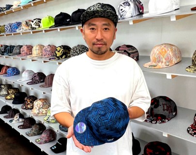 今井俊之 「ワンダーファブリック (W@nder Fabric)」の店主 西陣織、桐生織、本庄絣、伊勢崎銘仙など日本各地のさまざまな織物でつくられた帽子がおよそ160個。それら一つひとつを手がけ、旧本庄仲町郵便局の店で商う
