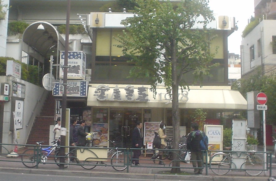 その看板は、お店の前にお店を見る方向で立つ場合に限り見えるに過ぎません 多くのお客さんはそのようにしてお店を見るでしょうか? 店頭を歩く人々が、立ち止まって店のほうにカラダや顔を向けて見ることがあるでしょうか?まずありません