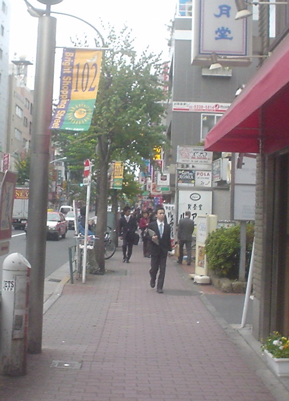 図3 袖看板が必要なワケ 通常の立地で、たいていの人々は、そのお店の看板を見ていないということです。せいぜい、人々が見るのは、お店の横サイドだけ。