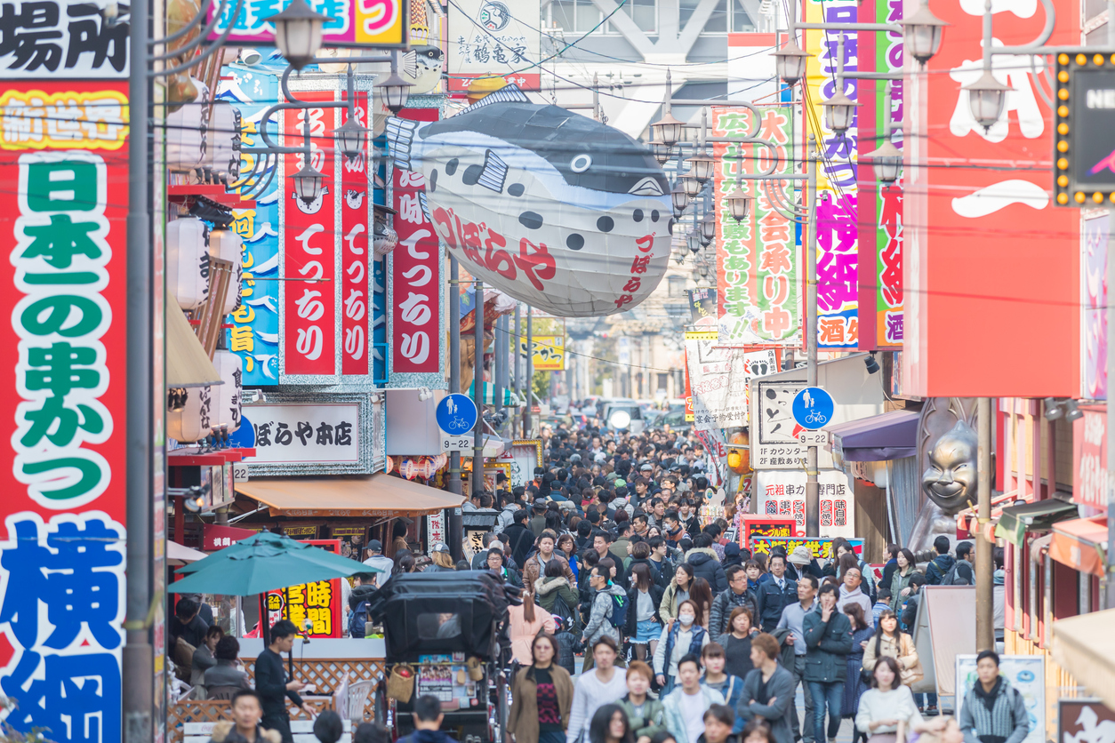 より多くの人にお客様になってもらう 店舗集客 大阪新世界 繁華街 たくさんの人 特性に合った効果的な集客