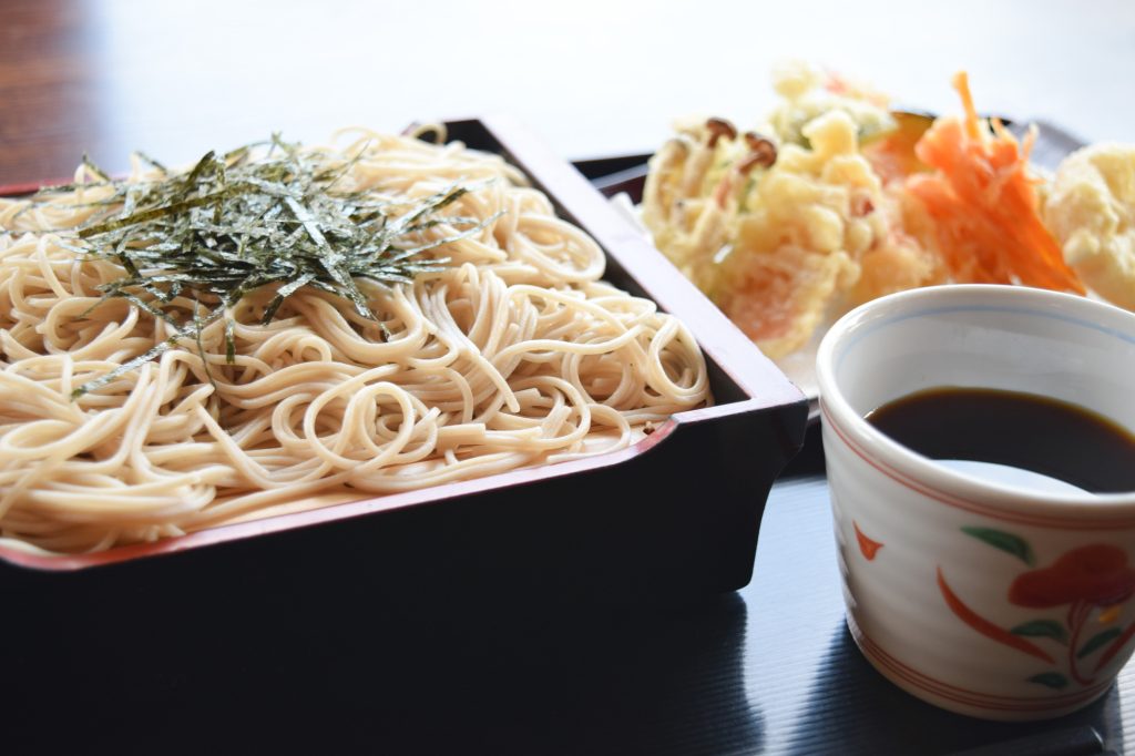2024年 店舗経営 二極化 飲食 好調 不振 業態別 閉店 倒産 繁盛 そば うどん ラーメン 焼き肉 居酒屋 バー 苦戦 原材料費 仕入価格 高騰 光熱費 人件費 増加 天ざる 天ぷら もりそば