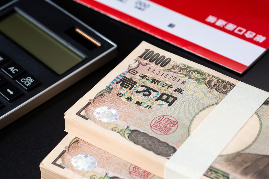 2024年 店舗経営 二極化 日本経済 デフレから抜け出し インフレの兆し 店舗経営 二極化 総括 飲食 小売 サービス業 好調 不振 閉店 倒産 不正 実態 安定経営 2025年 指針 春闘 賃上げ 消費者物価指数 CPI 日経平均株価 地価上昇率 お札と電卓と通帳