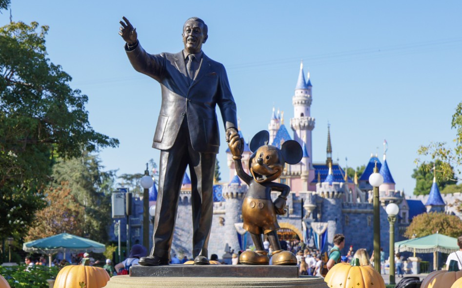 ディズニー流経営の極意。2万人の従業員に息づくウォルト・ディズニーの哲学。全従業員が創業エピソードを語れるのは、ウォルトの生い立ちやパーク創造への情熱の共有から共感を伴う伝承の結果。マニュアルを超え、心で受け継ぐディズニーの夢。